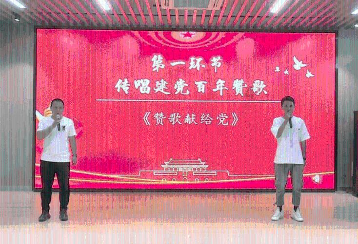 江西赣州两商贩互扔草莓,目击者:比价起争执,有个商贩草莓扔完了